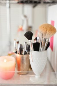 Read more about the article How to keep my makeup vanity clean and organized